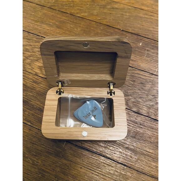 SHIPS IN 24 HRS Taylor Swift Debut Self-Titled Guitar Pick Set w/ Wood Box NEW - Picture 8 of 9
